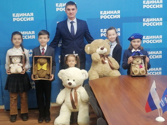Александр Романов наградил победителей новогодних конкурсов для детей